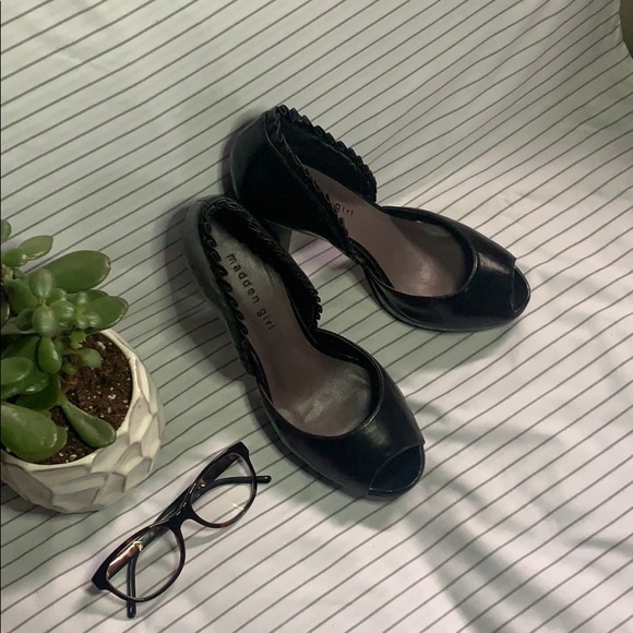 Madden Girl: Black Open-Toed Heels - Picture 2 of 11